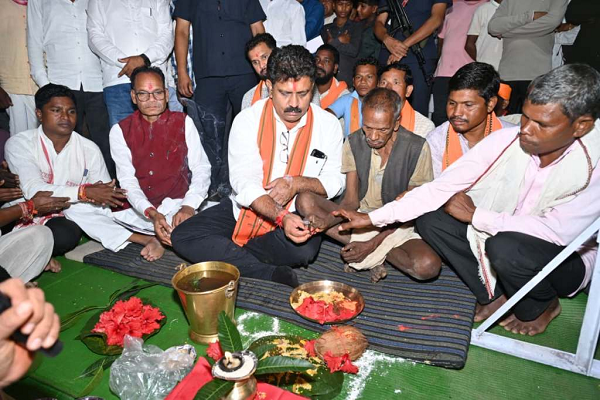 उप मुख्यमंत्री शर्मा ने मुड़घुसरी में तीन सड़कों का किया भूमिपूजन
