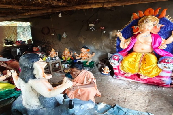 गणपति बप्पा की प्रतिमा बनाकर बस्तर की महिलाओं ने कमाए 1.80 लाख