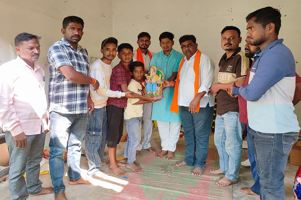  *बच्चों के बीच &lsquo;बच्चे&rsquo; बने भाजपा जिलाध्यक्ष अनिल चंद्राकर, नन्हे भक्तों को भेंट की गणेश प्रतिमा*