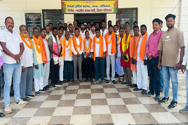  *मलेवांचल मंडल के नवनियुक्त अध्यक्ष देवेश ठाकुर ने भाजपा जिला अध्यक्ष अनिल चंद्राकर से की सौजन्य भेंट*