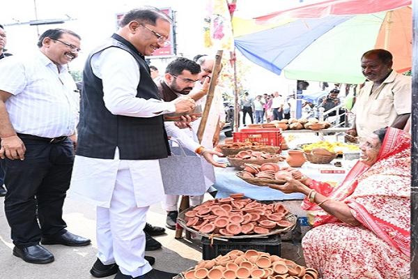 सड़क किनारे मुख्यमंत्री साय ने मीरा के पसरे से खरीदा &lsquo;आशीर्वाद का दीया