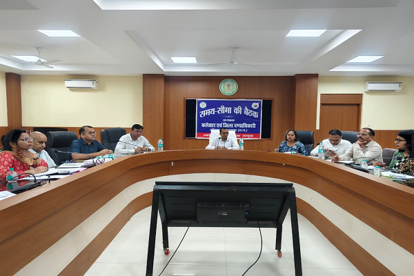 बारिश से क्षतिग्रस्त हुए सड़कों का मरम्मत कार्य में तेजी लाए संबंधित विभाग : कलेक्टर वसंत