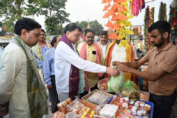 कैबिनेट मंत्री लखन लाल देवांगन ने खरीदे मिट्टी के दीये, 17 सितंबर को &lsquo;आशीर्वाद का दीया&rsquo; जलाने की अपील