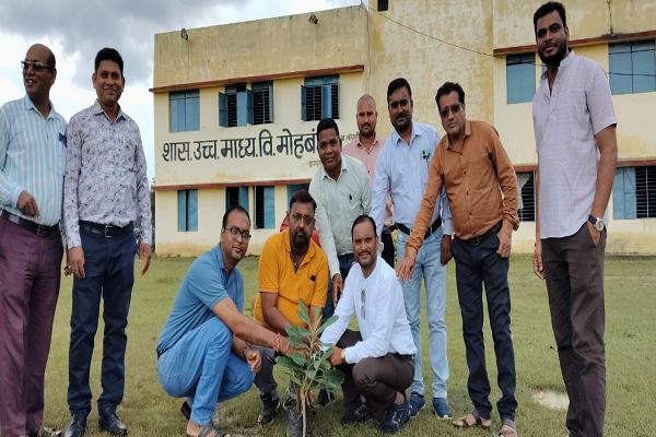  मेडिकल टीम ने प्रधानमंत्री के जन्मदिवस के अवसर पर मोहबधा स्कूल  मे नशा मुक्ति पौधारोपण और स्वच्छता अभियान का आयोजन किया