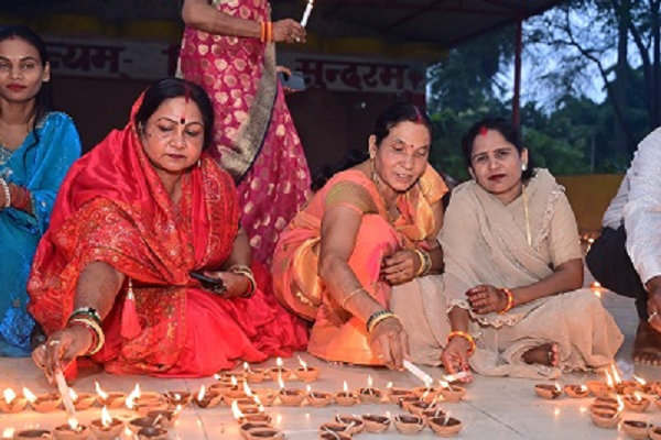 जनपद पंचायत में 15,000 दीपों से जगमगाया &lsquo;आशीर्वाद का दीया&rsquo;
