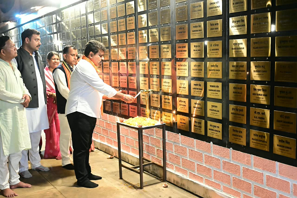 सेवा संकल्प अभियान : सेवा संकल्प अभियान के तहत बस्तर के अमर वाटिका पहुंचे उप मुख्यमंत्री श्री विजय शर्मा, शहीदों को किया नमन