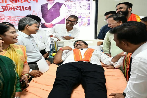 सेवा संकल्प अभियान : डिप्टी सीएम शर्मा ने किया रक्तदान, युवाओं को किया प्रेरित