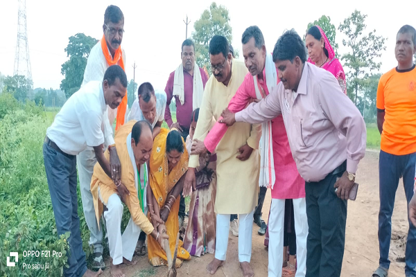 ठाकुरबांधा में विश्वकर्मा मूर्ति स्थापना व सीसी रोड निर्माण का भूमिपूजन खुज्जी विधायक भोलाराम साहू ने विधिवत पूजा-अर्चना कर किया