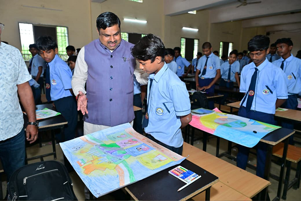  बच्चों ने रंगों में उकेरी विकसित भारत की तस्वीर, शिक्षा मंत्री गजेन्द्र यादव ने बढ़ाया उत्साह