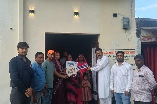 प्रधानमंत्री आवास योजना ने बड़कू साहू के परिवार को दिया पक्का आशियाना, मिट्टी के घर से खुशहाल जीवन तक पहुँची नई कहानी