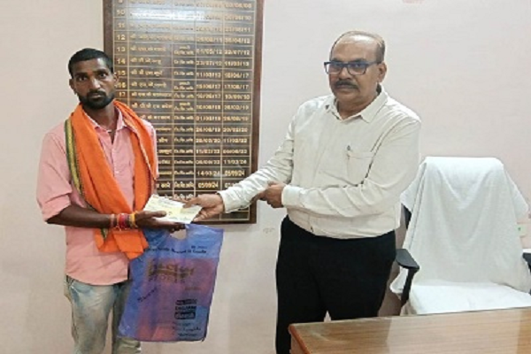 सांसद संतोष पाण्डेय ने दिशा समिति की बैठक में योजनाओं की समीक्षा की