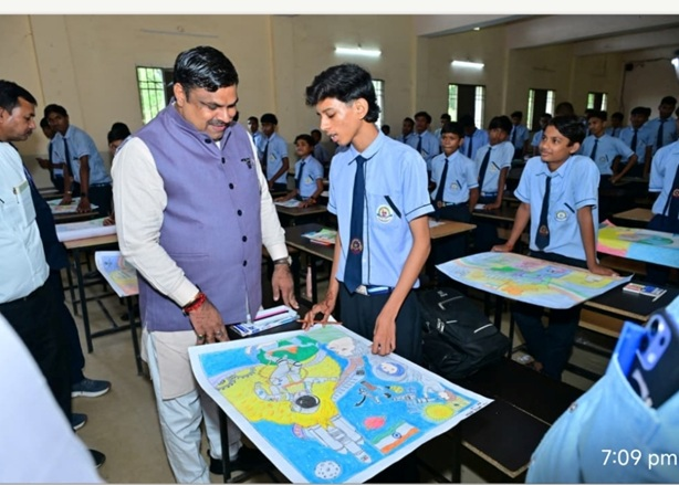छात्रों ने बनाई विकसित भारत की तस्वीर, स्कूल शिक्षा मंत्री ने बढ़ाया उत्साह