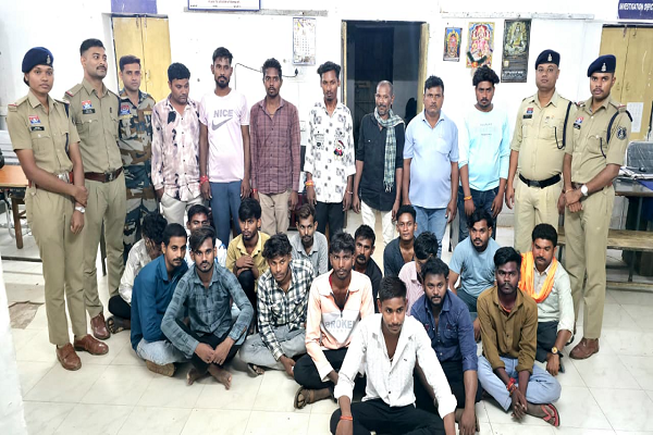  **सावर्जनिक स्थानों पर शराबखोरी एवम अवैध चखना सेंटरों पर चला पुलिस का चाबुक**