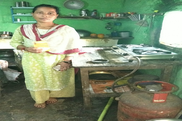 बदलाव की कहानी सफलता की कहानी : सेवा संकल्प अभियान: धुएं वाली रसोई से स्वच्छ ईंधन तक, रीना देवी के जीवन में आया बदलाव