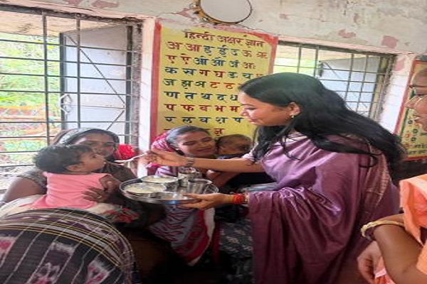 सुपोषण चौपाल में कलेक्टर ने बढ़ाया माताओं-बच्चों का उत्साह, कराई गोदभराई और अन्नप्राशन