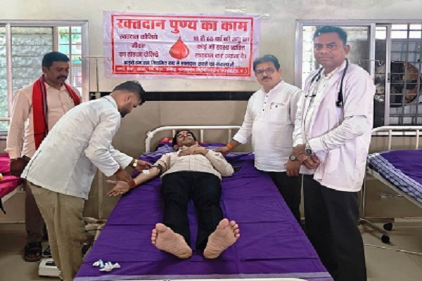 नरहरपुर में रक्तदान शिविर आयोजित, 28 युवाओं ने किया रक्तदान