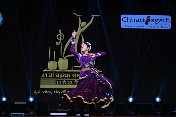  चक्रधर समारोह में अन्विता विश्वकर्मा ने कथक में दिखाई भाव, लय और ताल की सुंदर प्रस्तुति