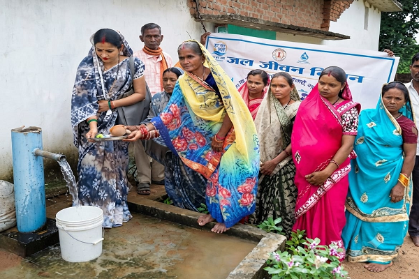 सेवा की कहानी : उड़ीसा सीमा से लगे आदिवासी बहुल गांव में जल जीवन मिशन ने आसान की पानी की राह