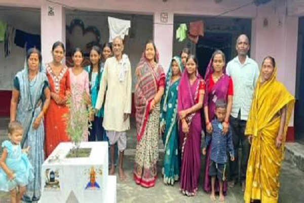 मंत्री लक्ष्मी राजवाड़े पहुंचीं ग्राम कुंजनगर, महिलाओं से किया संवाद