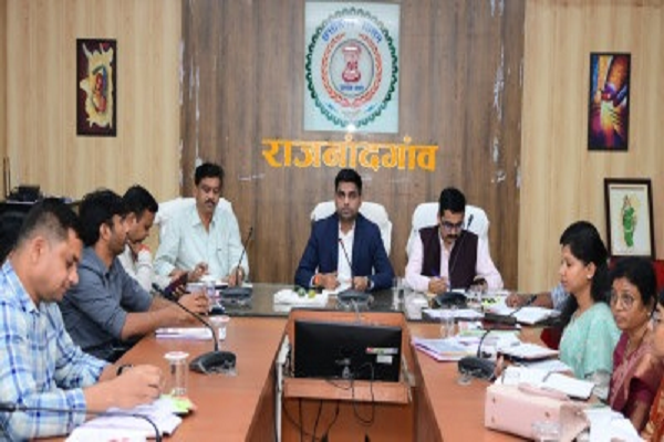 कलेक्टर ने साप्ताहिक समय-सीमा बैठक में विभागीय कार्यों की समीक्षा की