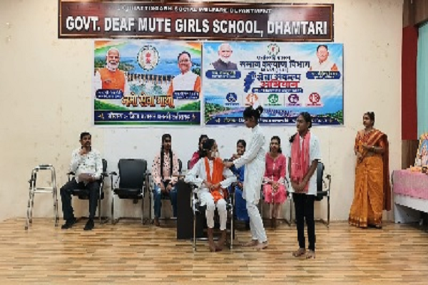 सेवा संकल्प अभियान के तहत श्रवण बाधितार्थ बालिका विद्यालय में लगा विभागीय योजनाओं का प्रचार-प्रसार शिविर