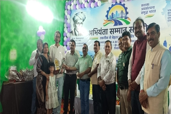  जब मंच पर अफसर बने कलाकार और गूंज उठीं तालियां... अंतिम प्रस्तुति ने खींचा सबका ध्यान