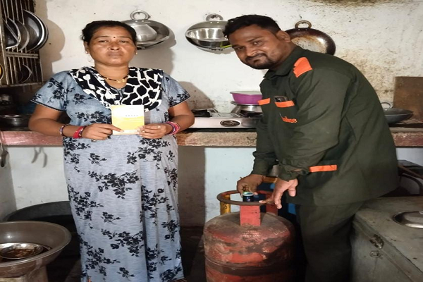 धुएं के चुभते अंधेरे से स्वाभिमान की रोशनी तक