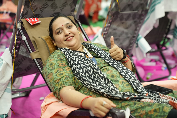 23 सितंबर 2026/रायपुर में महिलाओं ने रक्तदान कर तोड़ी भ्रांति 1,188 महिलाओं ने रक्तदान कर नई तस्वीर पेश की गोल्डन बुक ऑफ वर्ल्ड रिकार्ड में 8 घंटे में सबसे अधिक महिलाओं के रक्तदान का रिकार्ड दर्ज, मुख्यमंत्री को दिया गया प्रमाण पत्र