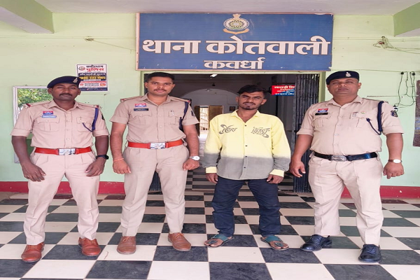 *झंडा चौक में तलवार लहराकर लोगों को धमकाने वाला युवक गिरफ्तार**