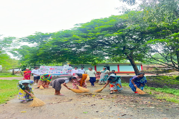 सेवा संकल्प अभियान में युवा बने स्वच्छता के संवाहक, जशपुर में चलाया स्वच्छता एवं पौधरोपण अभियान