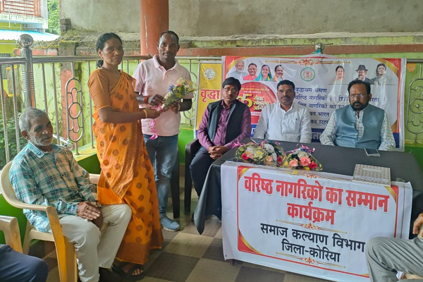 सेवा की कहानी : वृद्धाश्रम में बुजुर्गों के साथ बिताए आत्मीय पल, सम्मान से खिले चेहरे