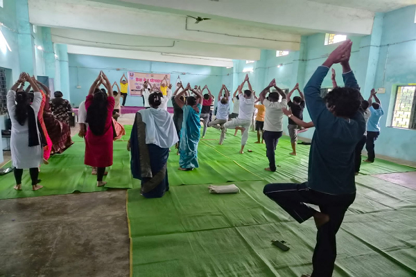 सेवा मेरा योगदान : जशपुर में योग से स्वस्थ जीवन का संदेश, सभी विकासखंडों और नगरीय निकायों में लगे योग-ध्यान शिविर