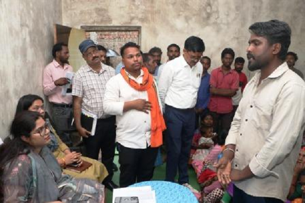 सेवा संकल्प अभियान में कलेक्टर का संकल्प : बच्चों के हाथों में किताबें और परिवारों के पास हो आजीविका