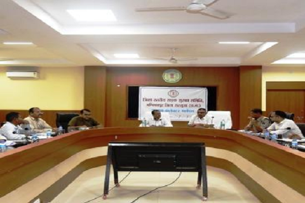 राजस्व व पुलिस विभाग की टीम बेहतर आपसी समन्वय के साथ कानून व्यवस्था रखें दुरुस्त : कलेक्टर वसंत