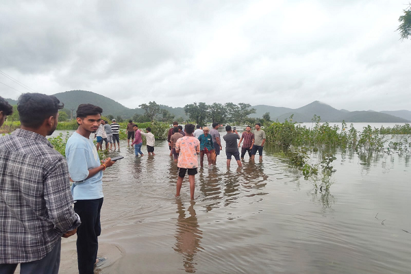  **लगातार हुई बारिश से जन जीवन हुवा प्रभावित**