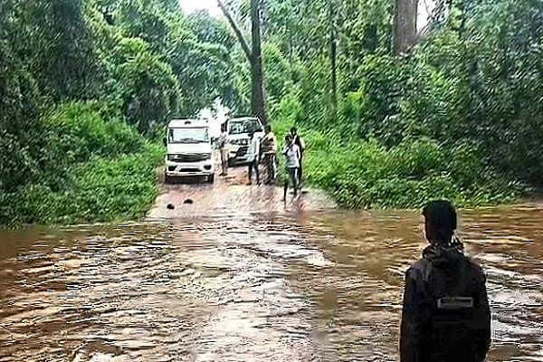  *लगातार बारिश के बीच 24 घंटे से बाढ़ में फंसे यात्रियों के लिए मददगार बनी झलमला पुलिस।*