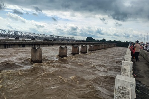 लगातार बारिश के बीच नदी-नालों के बढ़ते जलस्तर पर प्रशासन हाई अलर्ट