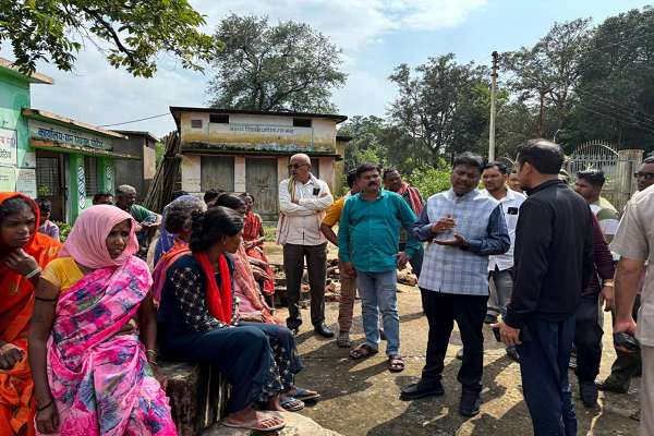 बाढ़ पीड़ितों के बीच पहुंचे राजस्व मंत्री श्री टंक राम वर्मा