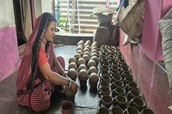 मिट्टी के बर्तनों से आत्मनिर्भर बन रहीं नीरा बाई