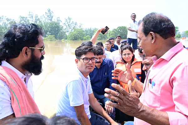 संकट की घड़ी में बाढ़ प्रभावितों के बीच पहुंचे वित्त मंत्री श्री ओ.पी. चौधरी