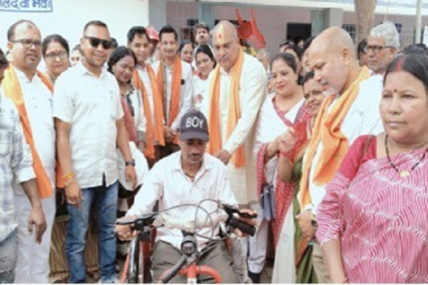 बैटरी चलित ट्राइसाइकिल ने दिनेश की राह की आसान