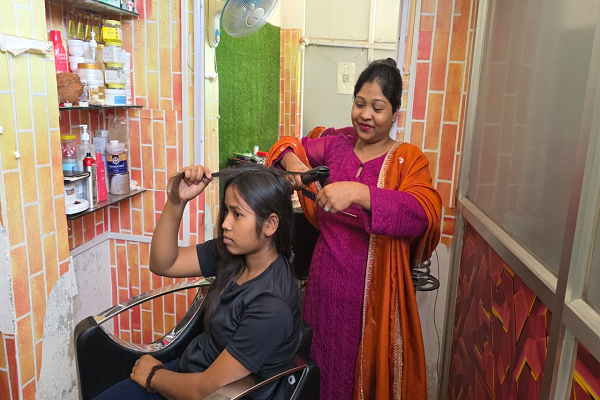  सेवा संकल्प अभियान : सेवा की कहानी: हुनर ने दी आत्मनिर्भरता की राह, ब्यूटी पार्लर से किरण को हर माह 12 से 20 हजार रुपये तक की आय