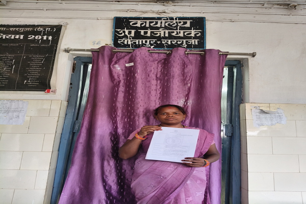 सेवा संकल्प अभियान: सेवा की कहानी : कम समय, कम खर्च और आसान प्रक्रिया-साविता ने महसूस किया पंजीयन सेवाओं में बदलाव