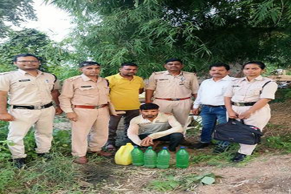 अवैध शराब पर बड़ी कार्रवाई, आबकारी विभाग ने 99 लीटर महुआ शराब और 1315 किग्रा महुआ लाहन जब्त