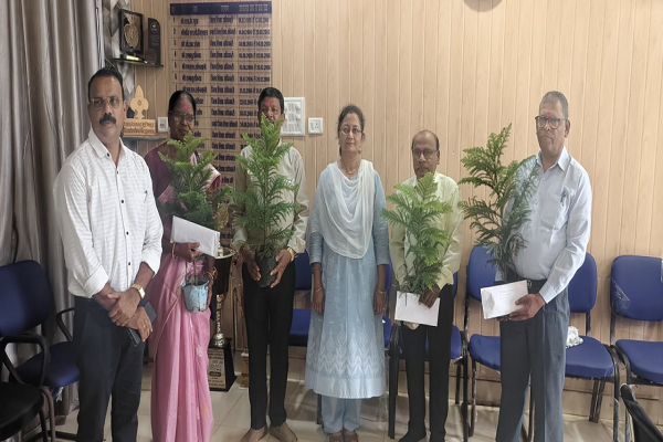 सेवा की कहानी  वर्षों की जिम्मेदारी को सम्मान, पौधे के साथ मिली नई शुरुआत