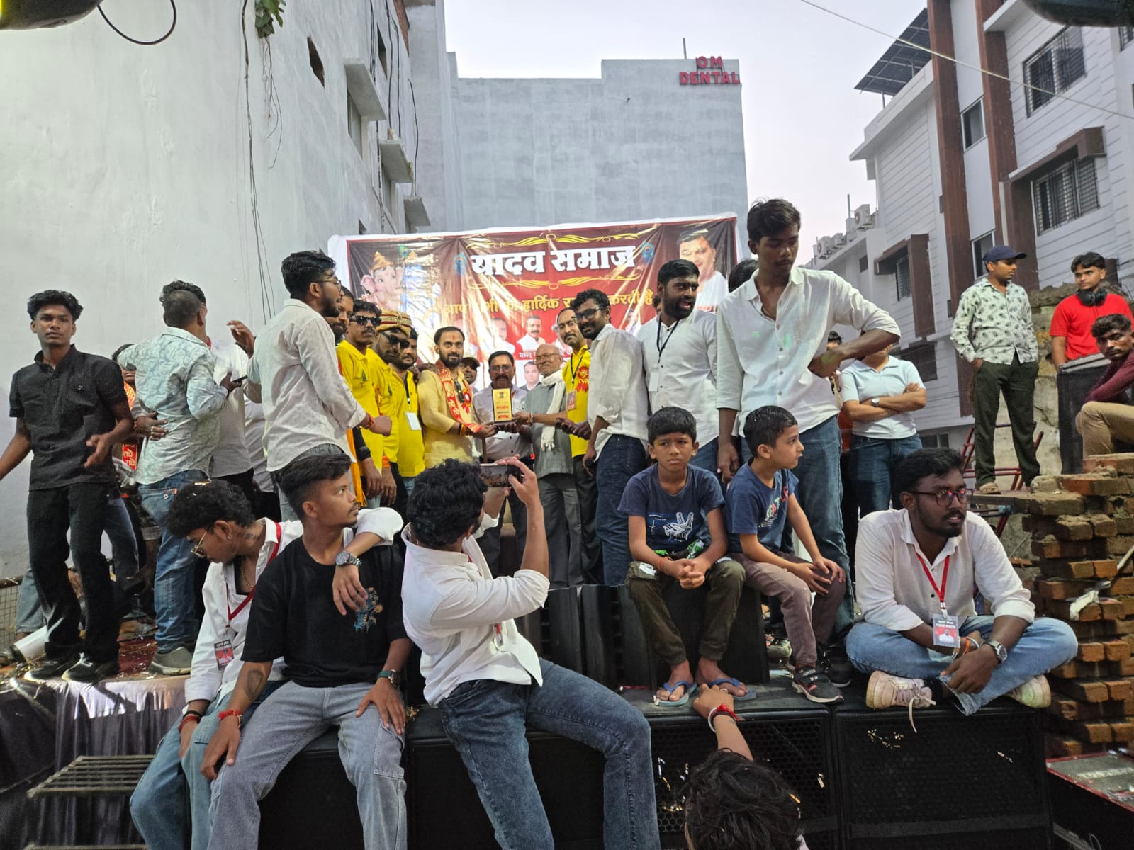  यादव समाज युवा मंच ने बढ़ाया झांकी कलाकारों का मान, दिया अनुशासित विसर्जन का संदेश