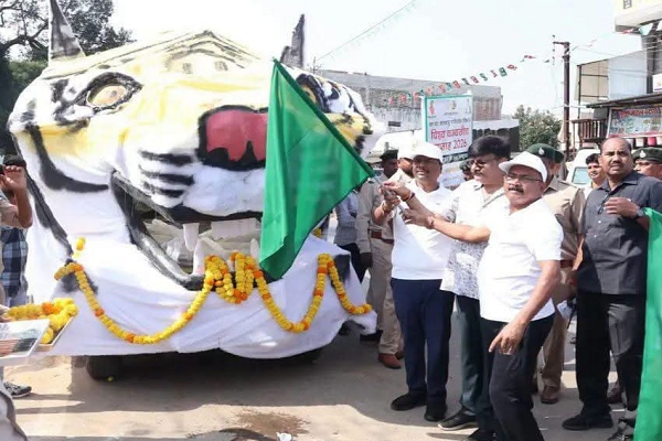*वन्यजीव संरक्षण का संदेश लेकर गांव-गांव पहुंचेगा &lsquo;बाघ रथ&rsquo;-वन मंत्री श्री केदार कश्यप ने दिखाई हरी झंडी   बीजापुर में वन्यजीव सप्ताह का शुभारंभ,