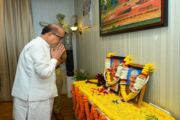 राज्यपाल रमेन डेका ने महात्मा गांधी एवं लाल बहादुर शास्त्री को श्रद्धा सुमन अर्पित किए