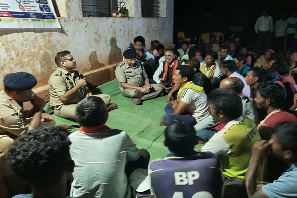 *वनांचल ग्राम कनहरी में पुलिस अधीक्षक श्री जितेन्द्र कुमार यादव ने ग्रामीणों के बीच पहुंचकर आयोजित की संध्याकालीन पुलिस जनचौपाल।*