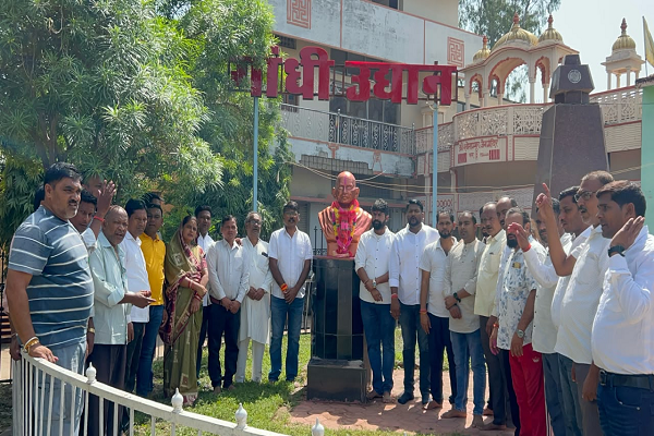 गांधी जयंती पर पंडरिया में कांग्रेसजनों ने किया महात्मा गांधी को नमन   ब्लॉक कांग्रेस अध्यक्ष घनश्याम साहू के नेतृत्व में आयोजित हुआ कार्यक्रम, सत्य और अहिंसा के मार्ग पर चलने का लिया संकल्प
